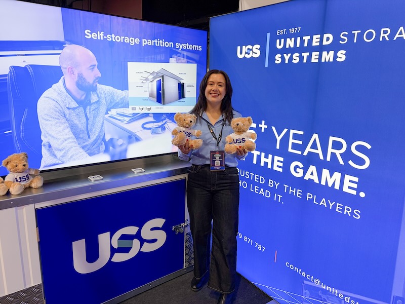 simone at stand