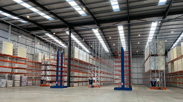 Pallet racking & cantilever racking in warehouse